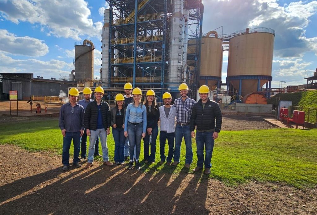 Alunos da UENP fazem visita técnica à indústria da Usina Enersugar